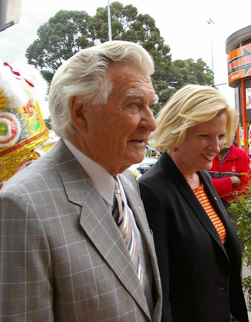 Bob Hawke campaigning in support of Kevin Rudd and Labor for the 2007 federal election with Julie Owens MP for Parramatta at a local retail precinct