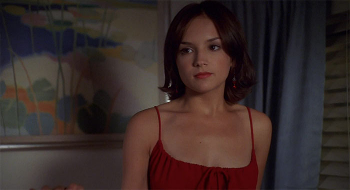 Rachael Leigh Cook looking at someone 