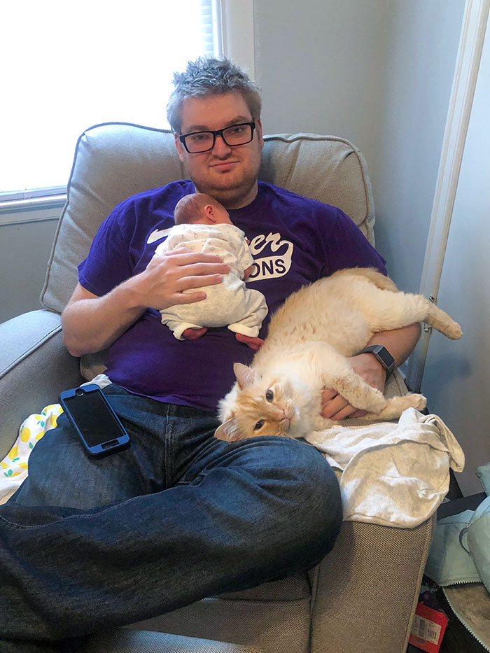 Un bebé de 4 días + un gato celoso = los abrazos más adorables