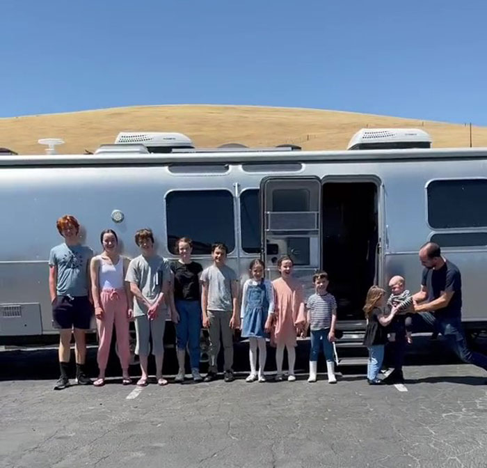 Household Of 12 Exhibits How They Handle To Journey In A 30-Foot Trailer And Individuals On-line Do not Approve