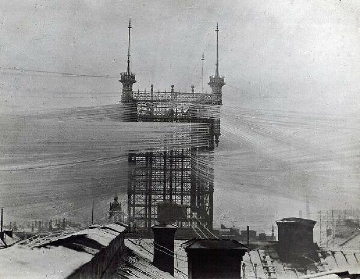 Torre telefónica, antes de que descubrieran cómo unir las líneas en cables. Hay 5000 líneas en esta torre (1890)