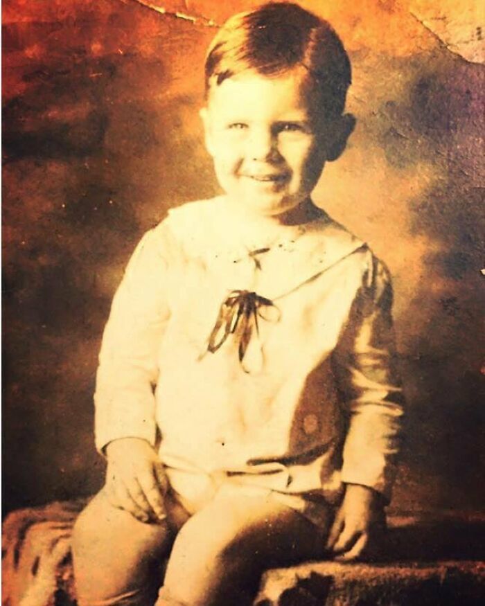 Este niño nació en 1924 y tiene 2 años en esta foto. Murió en 1944 en Francia en un petrolero estadounidense. Su nombre es Lonzo Hudgins y recibió un Corazón Púrpura en la Segunda Guerra Mundial. Fue el primer primo de mi madre. Me encanta esta foto vintage de mi primo