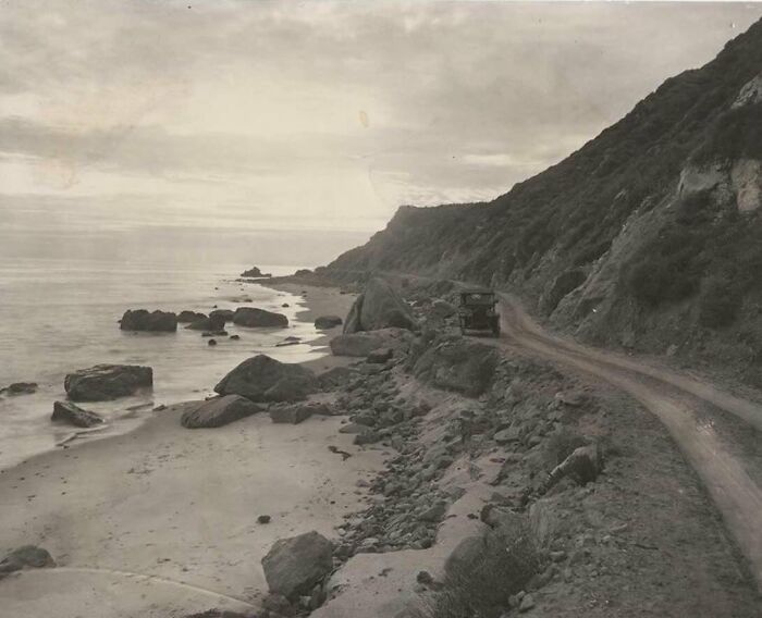 En algún lugar a lo largo de la autopista de la costa del Pacífico entre Malibú y Palisades, alrededor de 1910