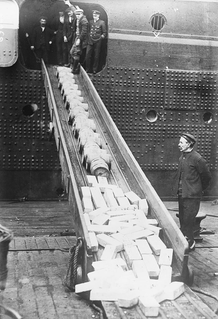 Landing 250 Bars Of Gold Worth 2 Million Dollars From America Via The Baltic. Liverpool, March 26, 1923