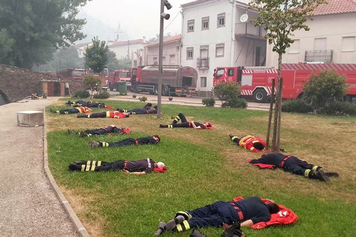 Bomberos exhaustos descansan tras luchar contra los múltiples incendios que siguen asolando el centro de Portugal. Son nuestros héroes nacionales