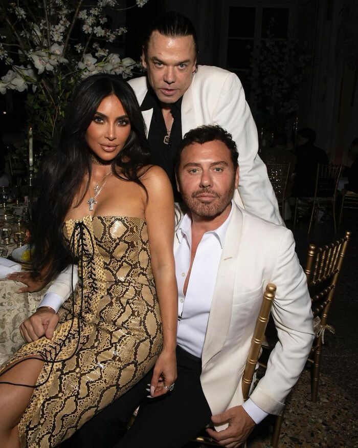 People Comparing Instagram To Reality After Realizing How Different Kim Kardashian Looks In Unedited Pictures People Comparing Instagram To Reality After Realizing How Different Kim Kardashian Looks In Unedited Pictures