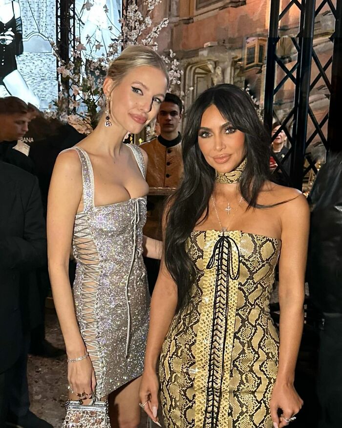 People Comparing Instagram To Reality After Realizing How Different Kim Kardashian Looks In Unedited Pictures People Comparing Instagram To Reality After Realizing How Different Kim Kardashian Looks In Unedited Pictures