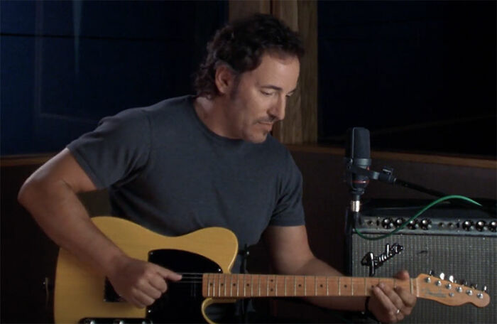 Bruce Springsteen playing with guitar in movie High Fidelity