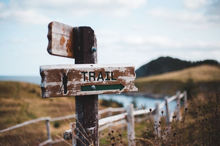 A sign that says "Trail"