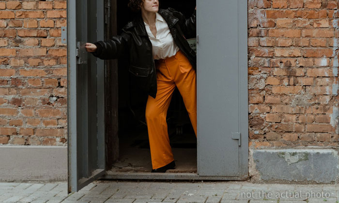 14-Year-Old Won’t Stop Slamming Her Bedroom Door And Parents Replace It With A Curtain, But She’s Not Having It