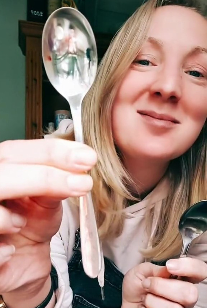 Woman Asks People Which Spoon Out Of These 2 They'd Choose, Sparks An Intense Debate Online Woman Asks People Which Spoon Out Of These 2 They'd Choose, Sparks An Intense Debate Online