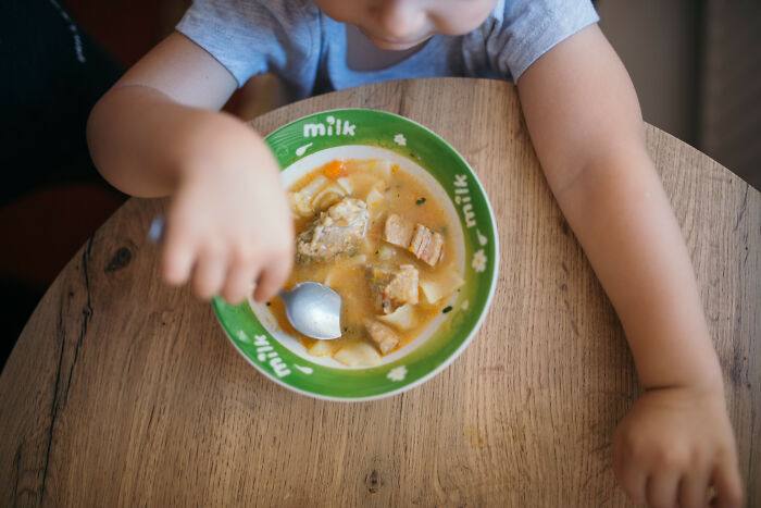 Woman Asks People Which Spoon Out Of These 2 They'd Choose, Sparks An Intense Debate Online Woman Asks People Which Spoon Out Of These 2 They'd Choose, Sparks An Intense Debate Online