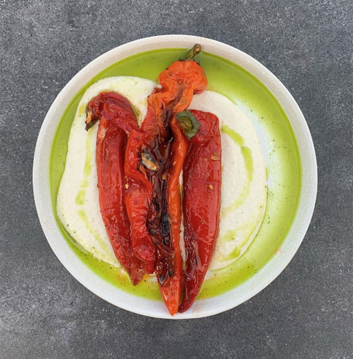 Roasted chili peppers with sauce