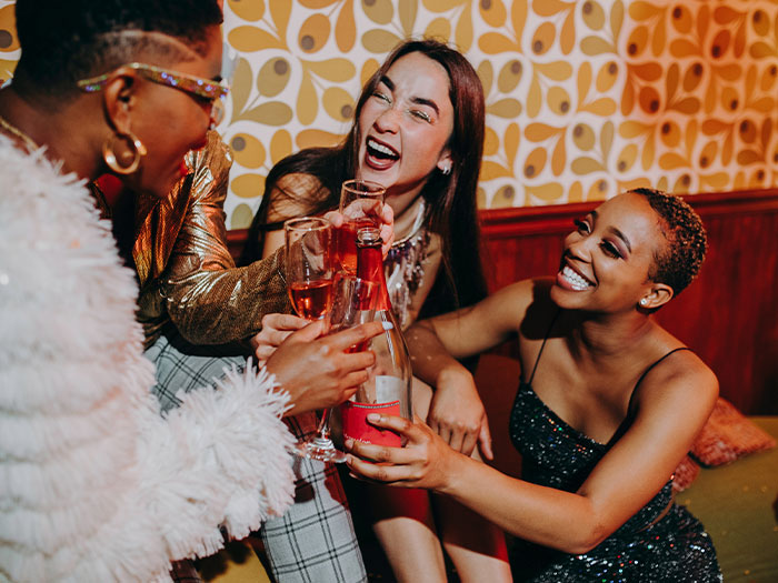 Woman kicks her sister out of engagement dinner after causing a scene trying to get the perfect 'influencer photo'