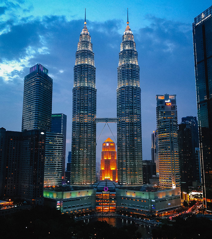 Picture of Torre Petronas 1 And 2 with bridge near other buildings