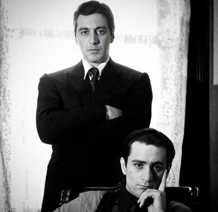 Al Pacino y Robert De Niro posan en un fotograma de producción de El Padrino: Parte II (1974)