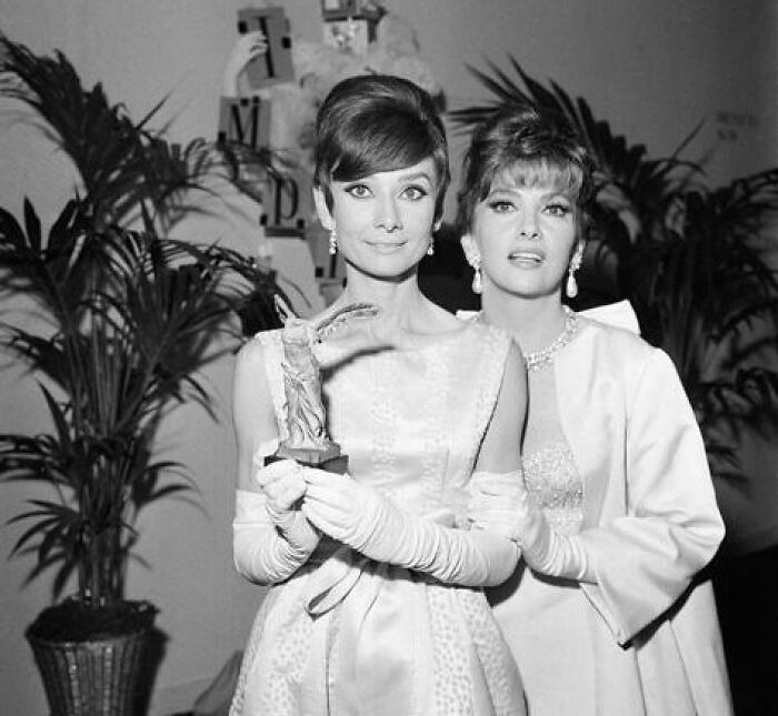 Audrey Hepburn y Gina Lollobrigida en el Teatro Marigny durante la Noche de Cine en París (1965)