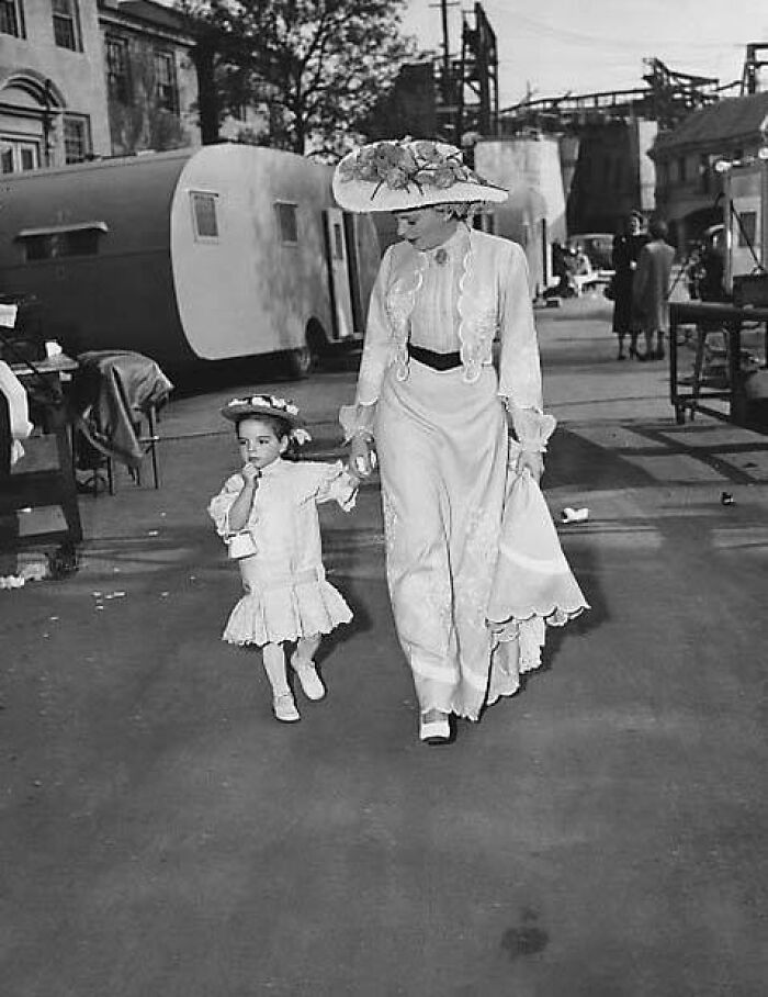 La pequeña Liza Minnelli con su madre Judy Garland en MGM durante el rodaje de In The Good Old Summertime