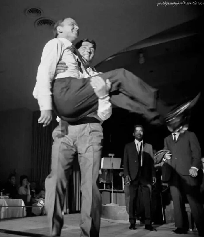 Frank Sinatra es sacado en brazos del escenario por Dean Martin mientras Sammy Davis Jr. observa. Foto de Art Shay, Las Vegas, 1961