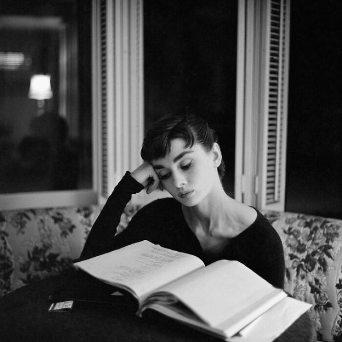 Audrey fotografiada por Mark Shaw en Beverly Hills, California, durante el rodaje de "Sabrina" en 1953