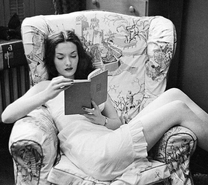 Showgirl Rosemary Williams Reading, 1949 Photography By Stanley Kubrick