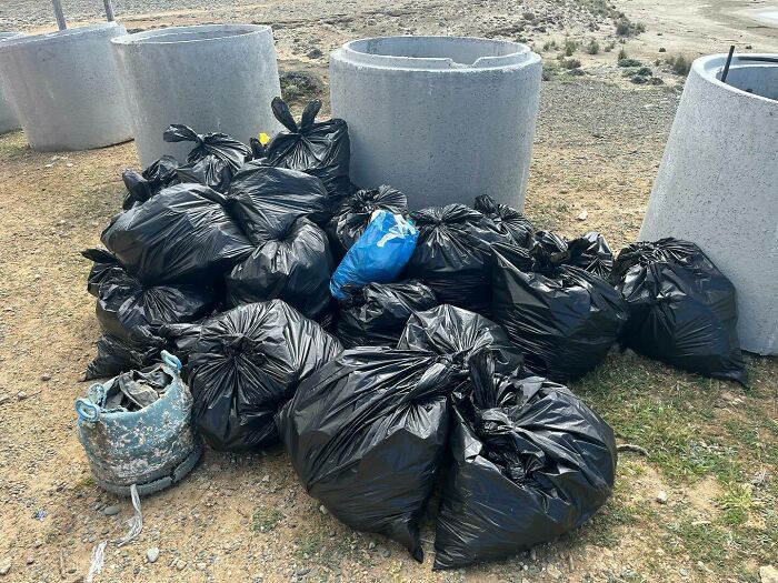 700kg Of Beach Trash Collected, And Counting (12 Pics) 700kg Of Beach Trash Collected, And Counting (12 Pics)