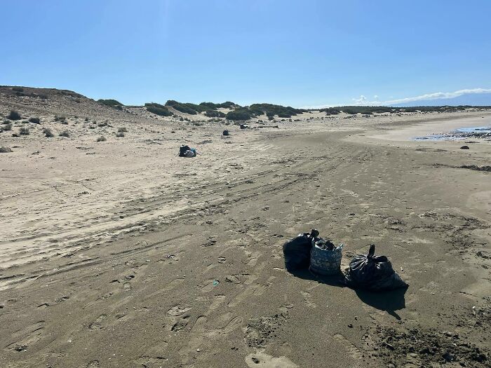 700kg Of Beach Trash Collected, And Counting (12 Pics) 700kg Of Beach Trash Collected, And Counting (12 Pics)