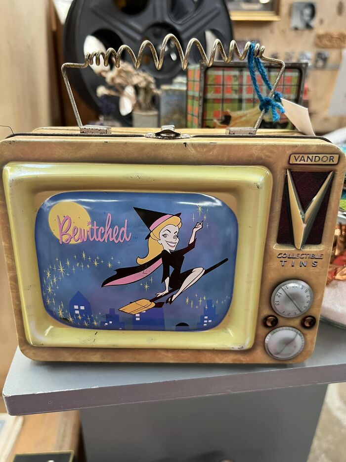 Found This Little Gem At A Vintage Place In Castlemaine, Victoria , Australia. Unfortunately Could Not Buy It As I Don’t Have Room In My Suitcase To Take It Back Home To Western Australia It’s An Old Metal Lunchbox