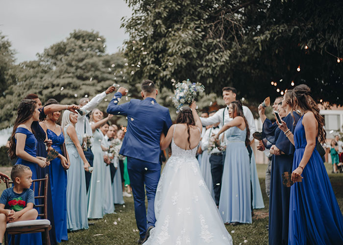 "Tell Me You Are American Without Telling": Woman Stands Up For Her Priorities And Quits Job To Attend Brother's Wedding After Getting Support Online "Tell Me You Are American Without Telling": Woman Stands Up For Her Priorities And Quits Job To Attend Brother's Wedding After Getting Support Online