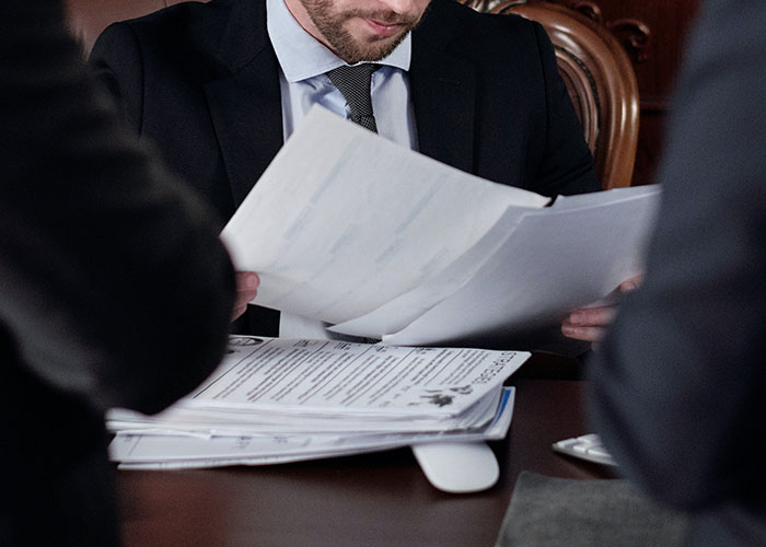 "Tell Me You Are American Without Telling": Woman Stands Up For Her Priorities And Quits Job To Attend Brother's Wedding After Getting Support Online "Tell Me You Are American Without Telling": Woman Stands Up For Her Priorities And Quits Job To Attend Brother's Wedding After Getting Support Online