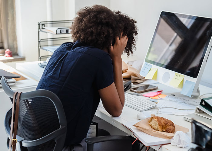 "Tell Me You Are American Without Telling": Woman Stands Up For Her Priorities And Quits Job To Attend Brother's Wedding After Getting Support Online "Tell Me You Are American Without Telling": Woman Stands Up For Her Priorities And Quits Job To Attend Brother's Wedding After Getting Support Online