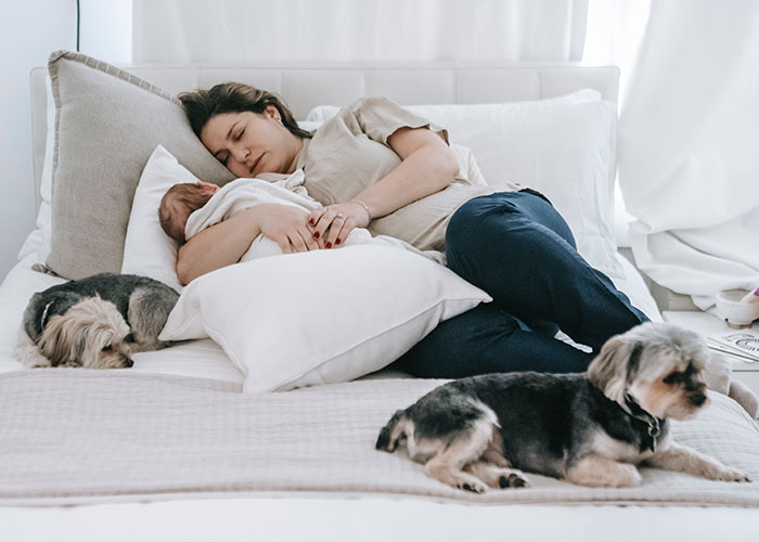 Mom Shares Why She Finds Staying At Home With The Kids More Challenging Than Going To Work, Ignites A Discussion Online Mom Shares Why She Finds Staying At Home With The Kids More Challenging Than Going To Work, Ignites A Discussion Online