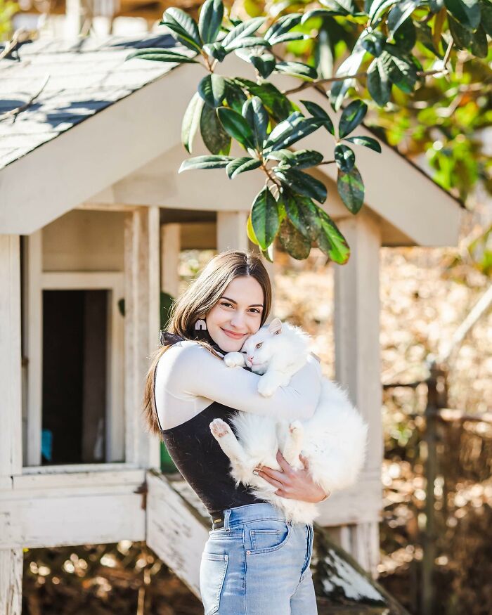 Meet Coop, A Cat Abandoned By His Owners Who Found His New Loving Family Meet Coop, A Cat Abandoned By His Owners Who Found His New Loving Family
