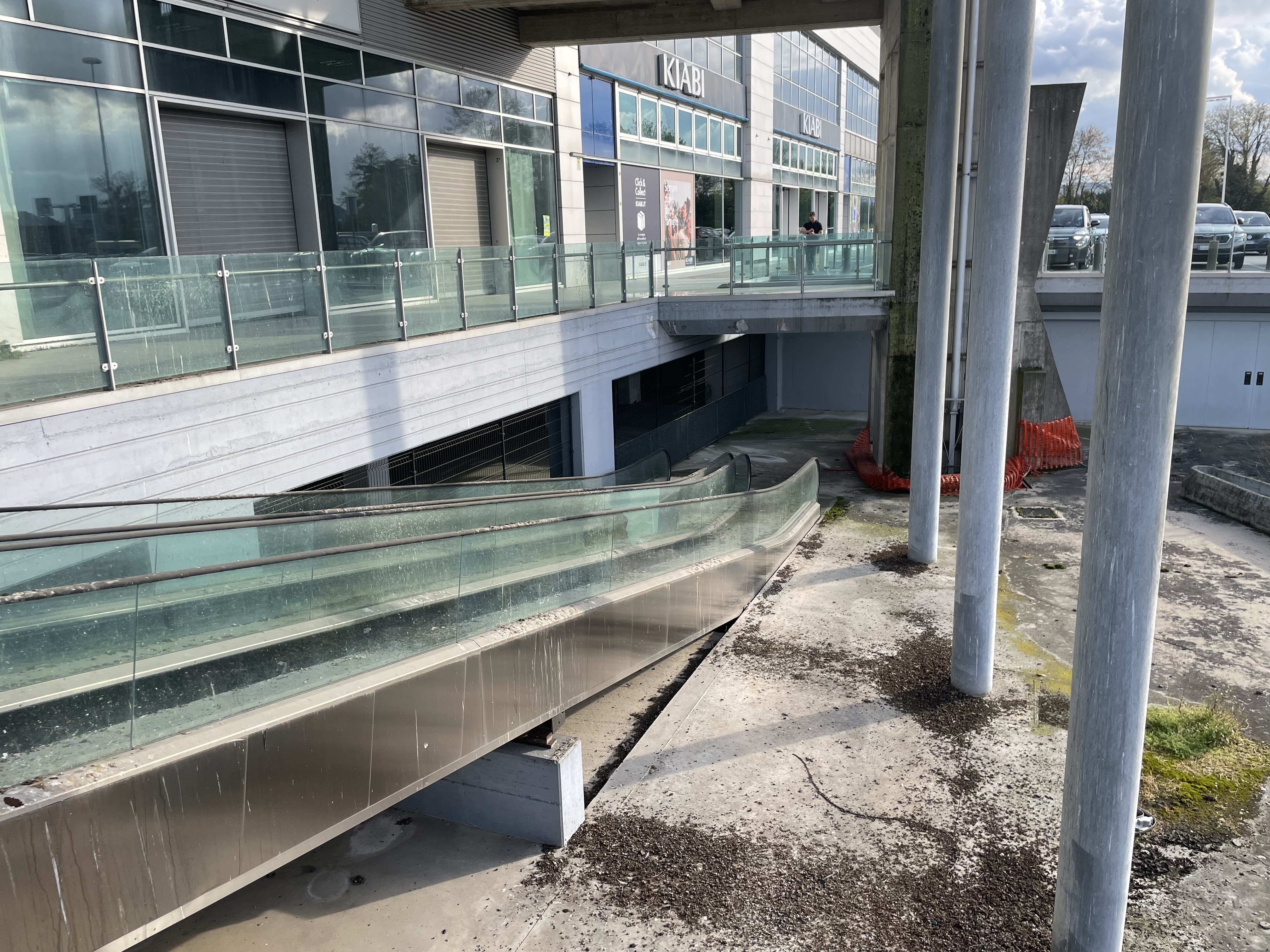 “Comfortable Dystopia”: 6 Photos Of An Abandoned Retail Center