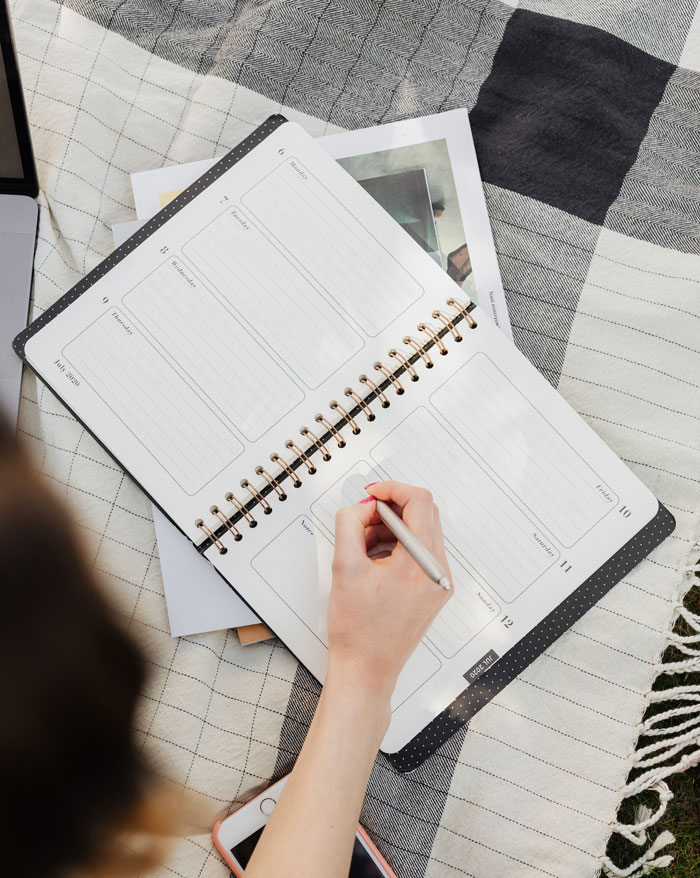 Manager Believes Age Equals Seniority And Demands Employee Do As She Says, They Maliciously Comply And Leave Her To Deal With The Fallout Manager Believes Age Equals Seniority And Demands Employee Do As She Says, They Maliciously Comply And Leave Her To Deal With The Fallout