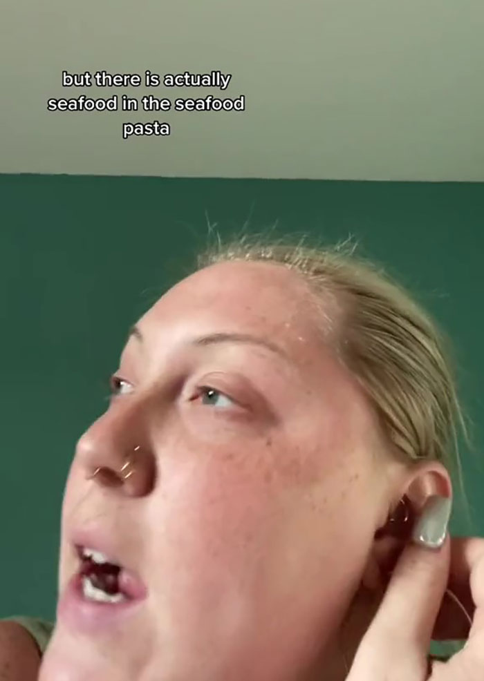 "Go Ahead And Call 911 Just In Case": Server Confused As A Woman Claiming She's 'Allergic' To Seafood Decides To Order Seafood Pasta "Go Ahead And Call 911 Just In Case": Server Confused As A Woman Claiming She's 'Allergic' To Seafood Decides To Order Seafood Pasta