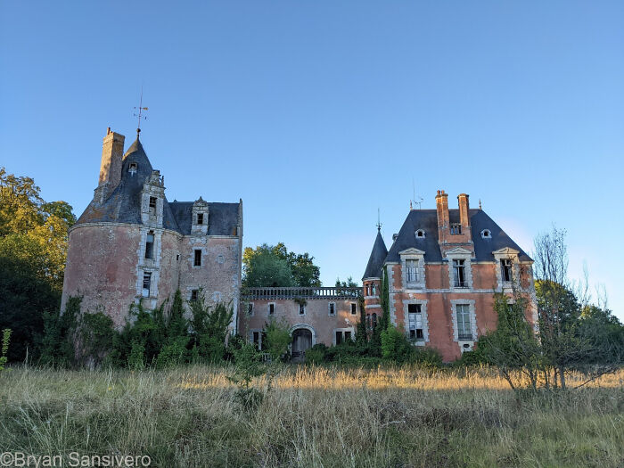 I Explored An Abandoned Chateau In Belgium With Belongings Left Behind (18 Pics)