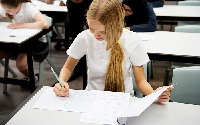 Self-Absorbed Professor Is Brought Back To Reality After One Student Cracks The Code To Getting 100% Pass Rate Self-Absorbed Professor Is Brought Back To Reality After One Student Cracks The Code To Getting 100% Pass Rate