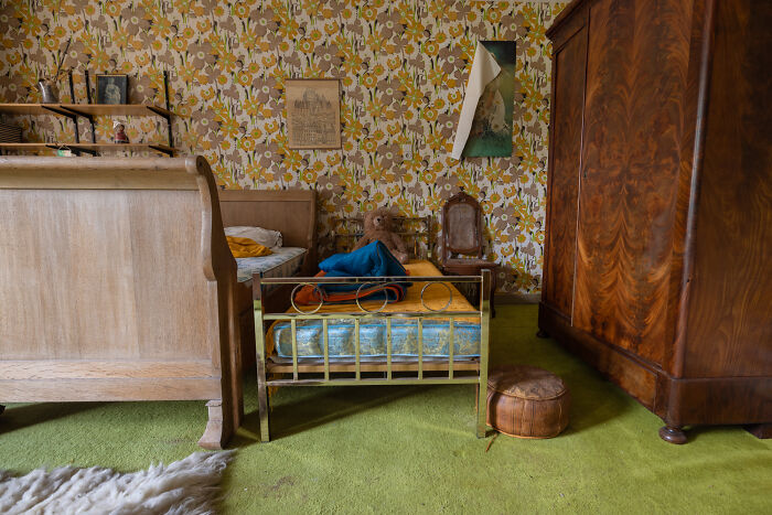 I Explored An Abandoned Chateau In Belgium With Belongings Left Behind (18 Pics)