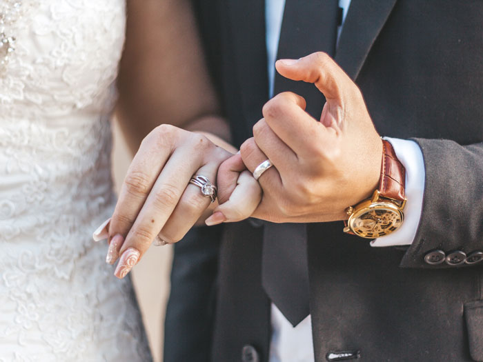 Entitled Husband Disrespects Wife’s Best Friend, Woman Confronts Him In Front Of His Friends Entitled Husband Disrespects Wife’s Best Friend, Woman Confronts Him In Front Of His Friends