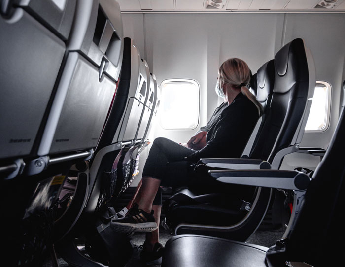Plane Passenger Gets Tired Of Neighbors Invading Her Privacy By Reclining Their Seats, Starts Swiveling Air-Con Vents Right On Their Face