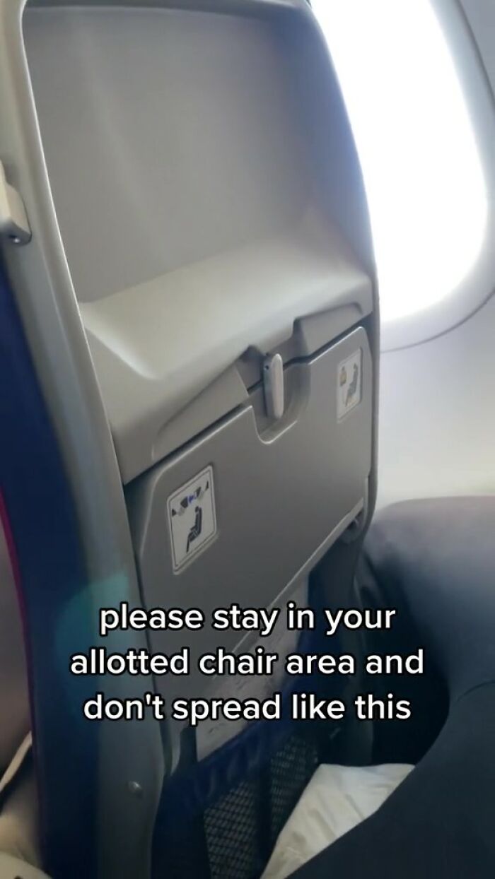 Travel Blogger Criticizes Passengers Who Don't Observe Her Unwritten 'Plane Etiquette Rules', Stirs Discussion Online