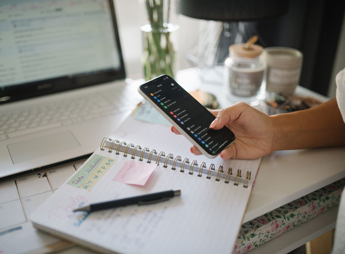 “She Took Breaks As Frequently As The Smokers Did”: Employee Gets Reported For Being On Her Phone During Lunchtime, Ends Up Maliciously Complying “She Took Breaks As Frequently As The Smokers Did”: Employee Gets Reported For Being On Her Phone During Lunchtime, Ends Up Maliciously Complying