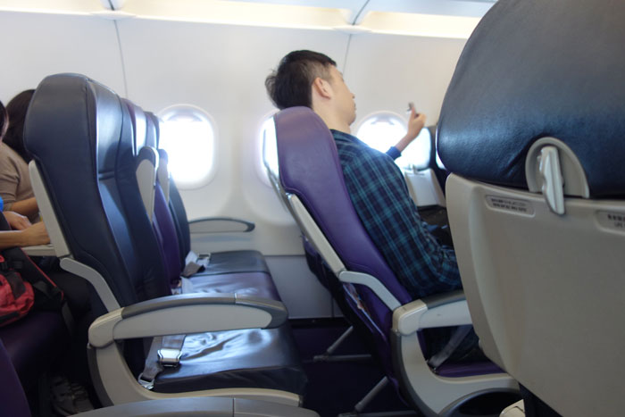 “She Reiterated That I Was Entitled To Recline My Seat”: Guy Asks For Flight Attendant’s Backup After Being Criticized By The Passenger Behind Him