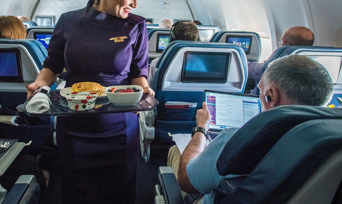 “She Reiterated That I Was Entitled To Recline My Seat”: Guy Asks For Flight Attendant’s Backup After Being Criticized By The Passenger Behind Him