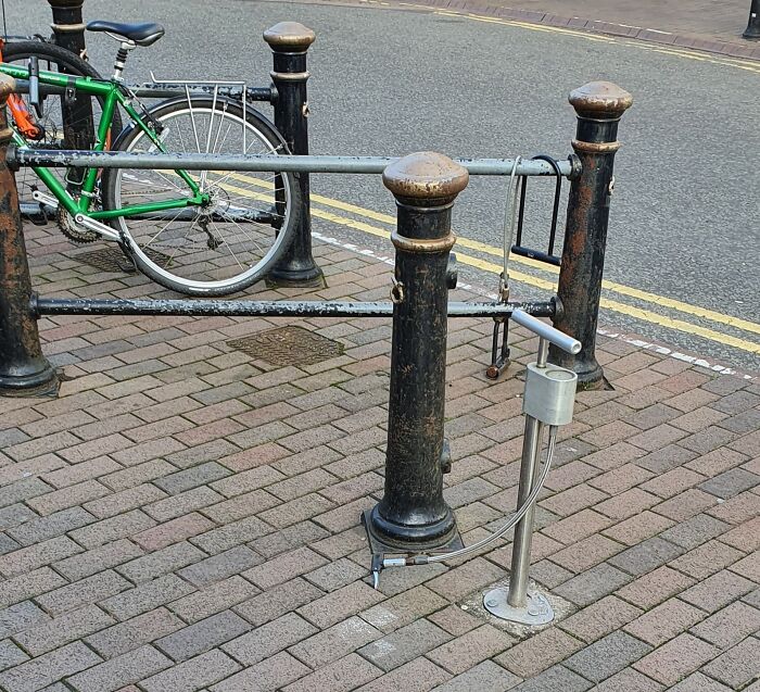 Una bomba de aire para bicicletas instalada permanentemente junto a la zona donde se aparcan las bicicletas