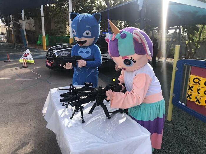 A Circulating Picture Shows Israeli Policemen Holding A "Community Day" In Ashkelon For Israeli Children In Special Education. As The Picture Shows, The Day Includes Training Children On The Use Of Firearms