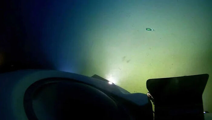 Una botella de cerveza descubierta en la fosa Challenger, el punto más profundo de la Tierra a 10.600 metros de profundidad