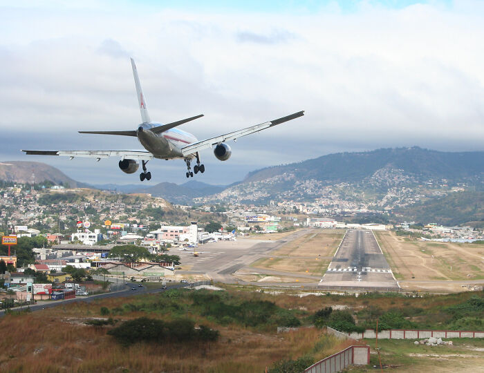 Picture of plane flying into Toncontin International airport in Honduras