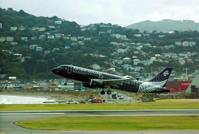 Picture of black plane in Wellington International airport in New Zealand